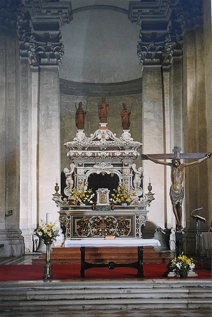 Η Αγία Τράπεζα στο Αββαείο του Λίντο της Βενετίας στην οποία φυλάσσονται τα Ι.Λείψανα του Αγίου Νικολάου και του Αγίου Νικολάου του Θείου